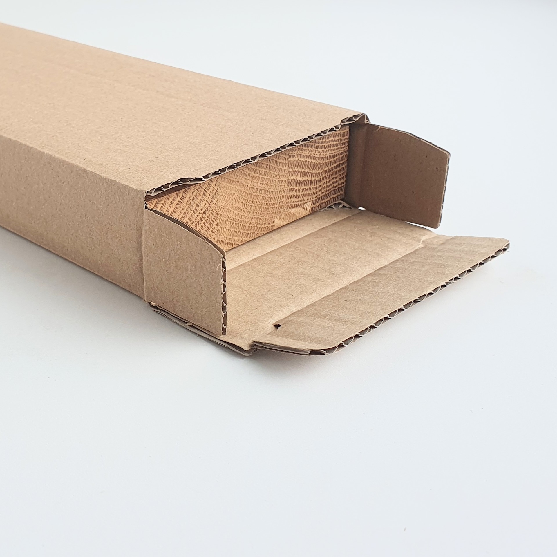 Manufacturer of wooden promotional gadgets – magnetic block in Flute E cardboard (FEFCO 210)