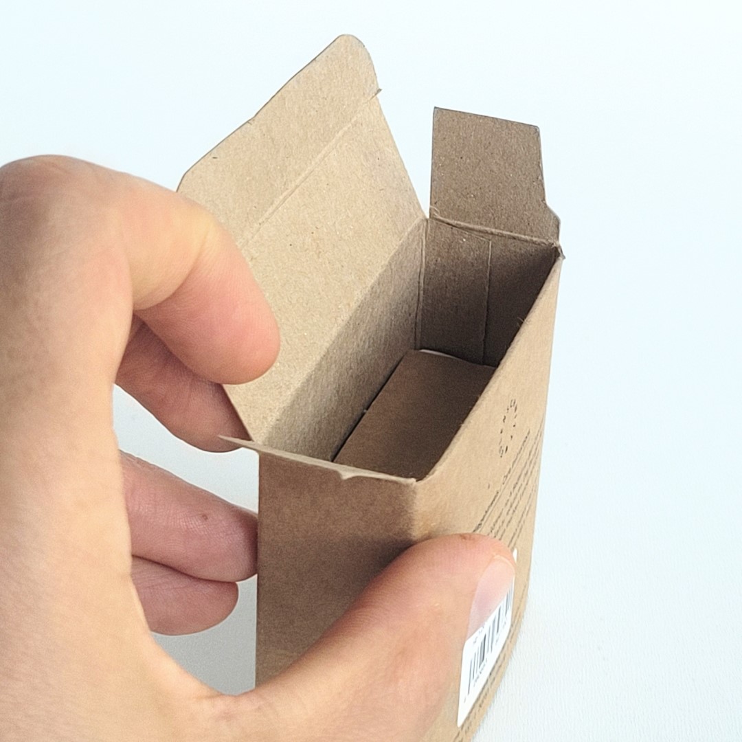 Manufacturer of wooden cutting boards – cardboard sleeve with window for round board