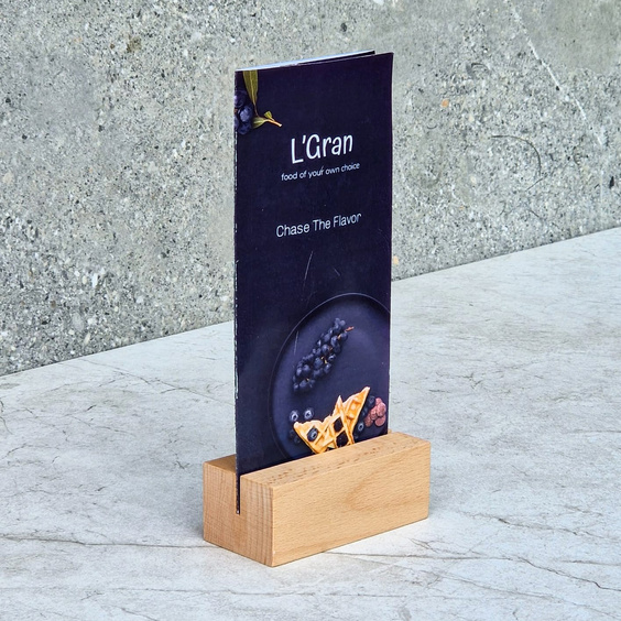 Beech menu stand with acrylic pocket 105x50x40 mm