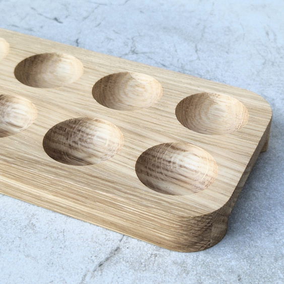 Taca dębowa z miejscem na jajka 235x100x20mm