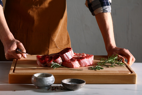 Thick beech cutting board with groove 520x380x40 mm