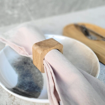 Dębowy pierścień na serwetki 50x50x30 mm